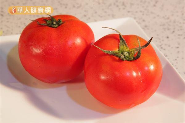挑選番茄時記得選有蒂頭的，其具有保護作用。