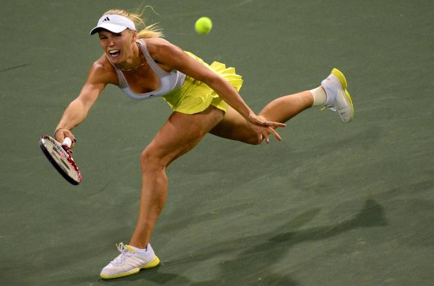 La tenista Caroline Wozniacki devuelve un golpe a Angelique Kerber eñ 15 de marzo de 2013 en Indian Wells (EEUU)