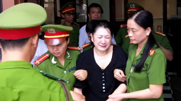 Nguyên nữ GĐ BV Tâm thần Tiền Giang cởi áo tại tòa 698404-20140331-064806-612