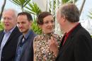 Marion Cotillard (2e d) avec le réalisateur belge Luc Dardenne (d) lors de la séance photo pour le film "Deux jours une nuit", avec à sa droite Fabrizio Rongione qui joue son mari, et le co-réalisateur Jean-Pierre Dardenne, le 20 mai 2014 à Cannes