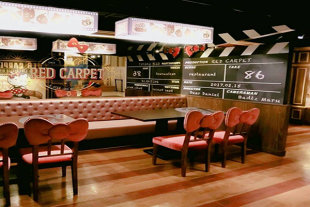 Hello Kitty Red Carpet美式餐廳充滿少女氛圍的座椅 (圖片來源／威秀影城粉絲團)