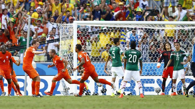 World Cup - Netherlands break Mexican hearts with late double