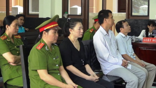 Nguyên nữ GĐ BV Tâm thần Tiền Giang cởi áo tại tòa 698400-20140331-064811-290