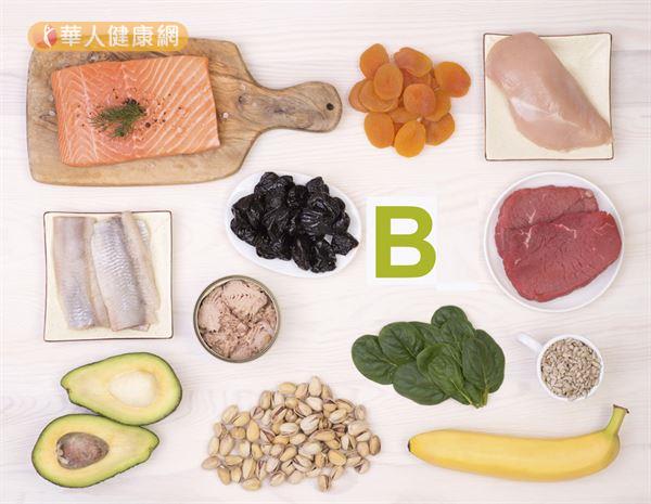 日常飲食中含有維生素B群的食物非常廣泛，從各類蔬菜、水果、奶、蛋、豆、魚、肉類，到堅果類、全穀根莖類中皆含有不同的維生素B的存在。