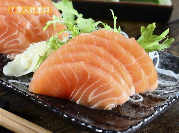 體質虛寒、腸胃功能較弱的人不適合吃生魚片，建議可以用蒸煮的鱸魚取代。
