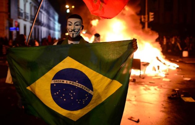 (Junho) Manifestação no Rio de Janeiro contra o aumento do preço dos transportes públicos e o uso de dinheiro público para financiar a Copa do Mundo