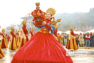 2014世界神明朝山聯誼會25日在佛光山佛陀紀念館登場，2000餘尊神明齊聚一堂，菲律賓天主教聖嬰也參與盛會，以優美舞蹈進場。（呂素麗攝）