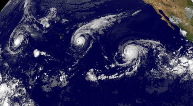 Esta foto de satélite del 30 de agosto de 2015 muestra tres tormentas en el Pacífico: el huracán Kilo (izq), el huracán Ignacio (centro) y el huracán Jimena (AFP)