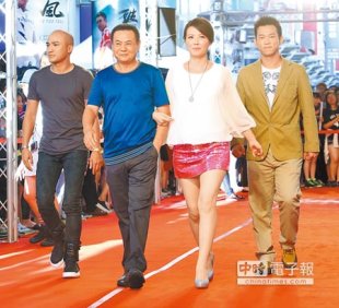 《角頭》昨晚舉行首映會，蔡振南（左起）、陳孝萱、顏正國風光步上紅毯。（張祐銘攝）