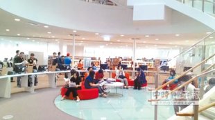 高雄市立新圖書總館已成為高雄的新地標（左上），內部寬敞明亮舒適的環境，每天都是高朋滿座（左下），造訪人次即將破百萬人次。（本報資料照片）