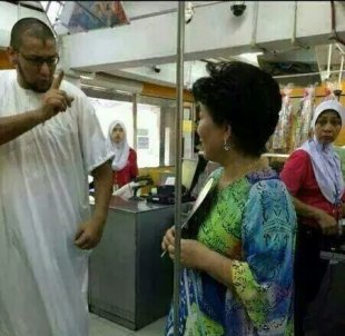 Lelaki yang kelihatan sedang memberi amaran kepada wanita tersebut di pasaraya. – Gambar diambil dari Twitter, 20 Julai, 2014. 
