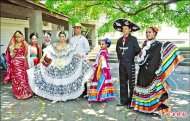 童玩節今年邀請二十二國表演團隊，團員穿上特色服飾各展風情，其中，巴拿馬傳統禮服「La Pollera」，重約七公斤，一件價值超過二十萬元台幣。