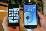 Um iPhone da Apple e um smartphone Samsung