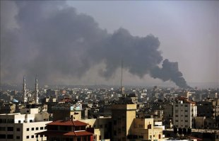 Una columna de humo sale de una zona del barrio de Al Shejaeiya tras el lanzamiento de proyectiles del ejército israelí sobre la ciudad de Gaza, en la franja de Gaza. EFE