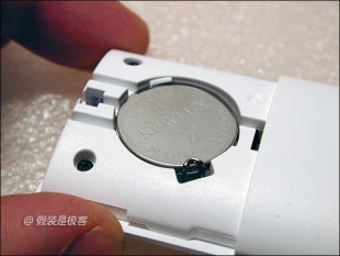 小米控制器，以鈕扣電池加上藍牙可支撐 1 年的續行力。