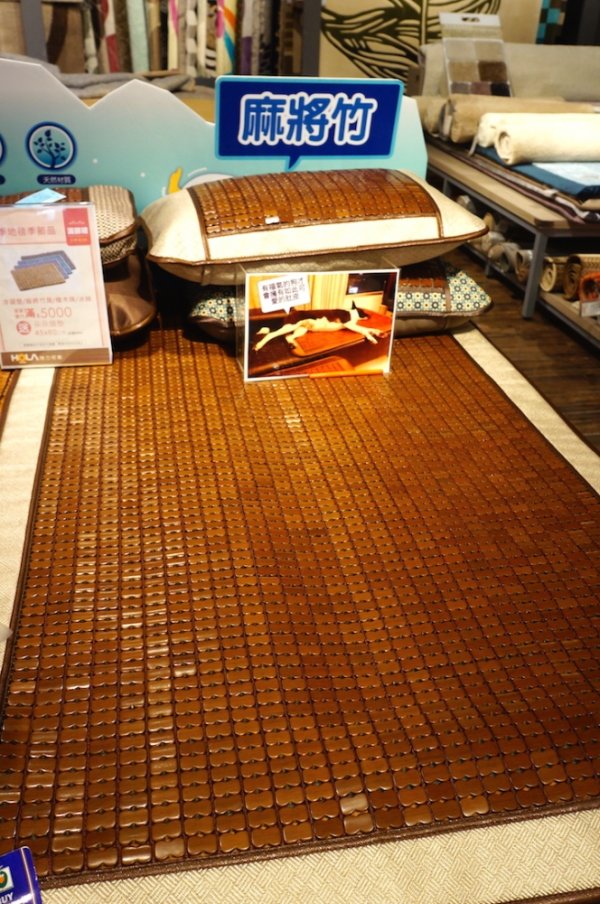 傳統的竹製涼墊或草蓆等商品，到了夏季還是很受歡迎。圖片拍攝協力與場地提供／HOLA