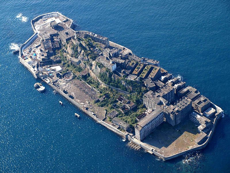 Vista-aerea-de-Hashima-conocida-como-Gunkanjima-la-isla-del-acorazado-Wikimedia-commons.jpg