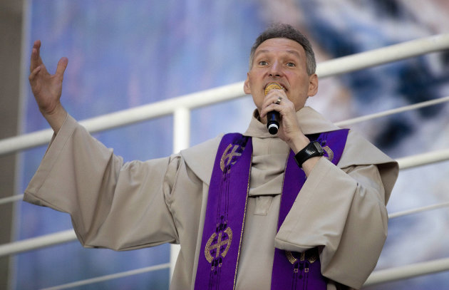 Padre Marcelo Rossi se mostrou contrário a políticos religiosos (Foto: Andre Penner/AP)