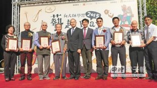 台南市表彰7位市定傳統藝術保存者，由副市長曾旭正（左五）授證。（曹婷婷攝）