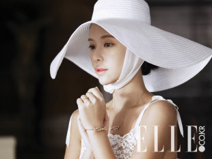 黃靜茵2月26日大婚在即，日前時尚雜誌《ELLE》3月號公開了她的唯美婚照和採訪。