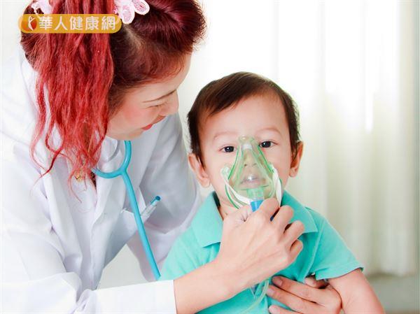 先天性橫膈膜疝氣的症狀表現通常以肺部發育不全併肺泡成長停滯最為常見。圖非新聞中病童。