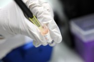 Cientista analisa amostra de sangue em laboratório