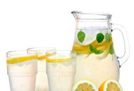炎炎夏日即將到來，對愛美的民眾而言，最佳的飲品莫過於是檸檬水，因為檸檬除了含有很多營養素、抗氧化物外，又可達到美白的功效，《優活》經調查過後，發現若檸檬水拿來取代白開水喝，能對身體帶來許多好處。