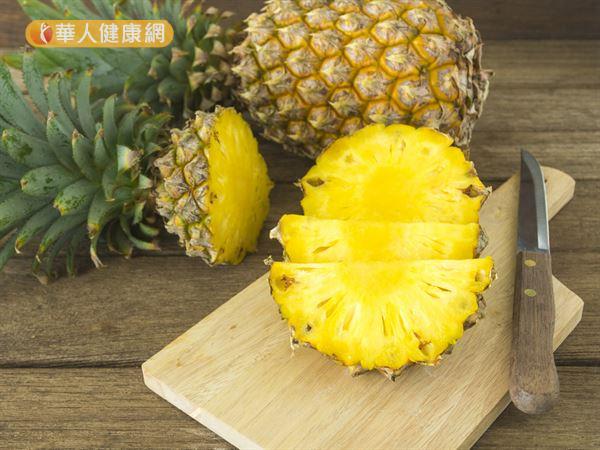 容易過敏者吃鳳梨前記得確實削皮，可再以利用高溫和食鹽破壞鳳梨酵素，減少過敏機會。