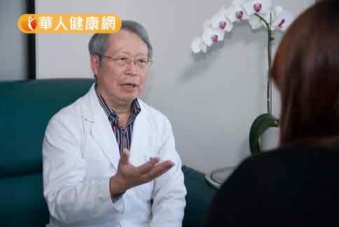 面對乳癌的轉移與復發風險，醫師陳振鵬（如圖）呼籲患者千萬不可放棄治療。（攝影／記者江旻駿）