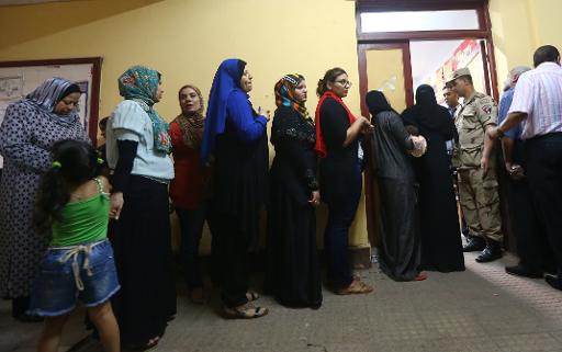 Des Egyptiens attendent de voter au deuxième jour de l'élection présidentielle, le 27 mai 2014 au Caire