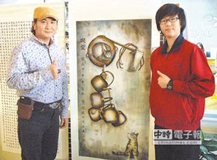 美術老師陳昱融（左）用心指導聽障生，藉由藝術替孩子找到人生的機會。（林和生攝）