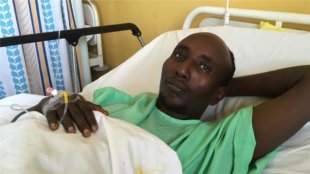 肯亞穆斯林老師法拉赫為了保護車上的基督教，慘遭恐怖份子槍殺，成了該國的英雄人物。（photo by翻攝Jill Craig/VOA]）