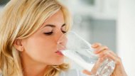 Minum 10 Gelas Sehari Membantu Menurunkan Kadar Asam Urat Dalam Darah