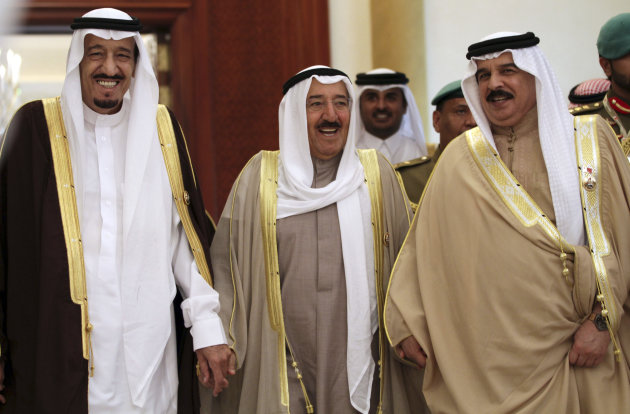 El príncipe de Arabia Saudí, el emir de Kuwait y el rey de Baréin caminan juntos en una imagen reciente (AP)