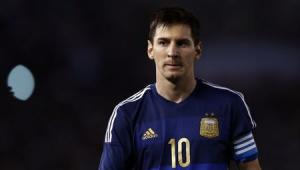 Lionel Messi de Argentina camina durante el amistoso&nbsp;&hellip;