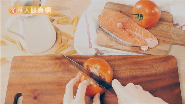 低卡焗烤鮭魚筆管麵　一個電鍋輕鬆搞定！