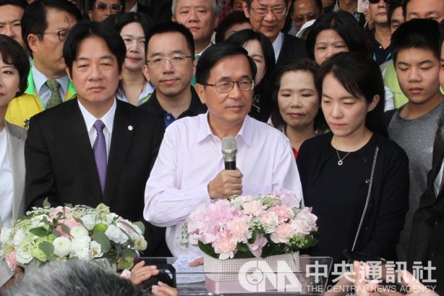 前總統陳水扁（前中）24日到台南市參加女兒陳幸妤（前右）的牙醫診所開幕，公開致詞祝賀。（中央社）