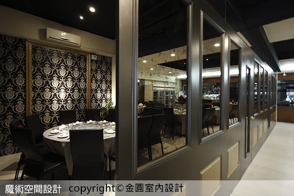 以日式慣用的黑白色混搭歐式圖騰及線板語彙，時尚感的日式餐廳設計別具特色。