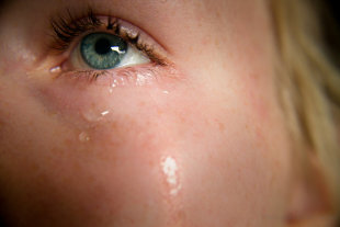荷蘭最新研究證實，雖然在哭泣當下十分悲傷，但約過了一個半小時後，情緒會恢復得比哭泣前還要好。（photo by MarLeah Cole on flicker - used under Creative Commons license）