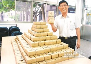 義峰高中15名餐飲科學生學以致用（上），做了3000盒土鳳梨酥，在校長王安順的辦公室堆1座鳳梨酥金字塔（左）。（周麗蘭攝）