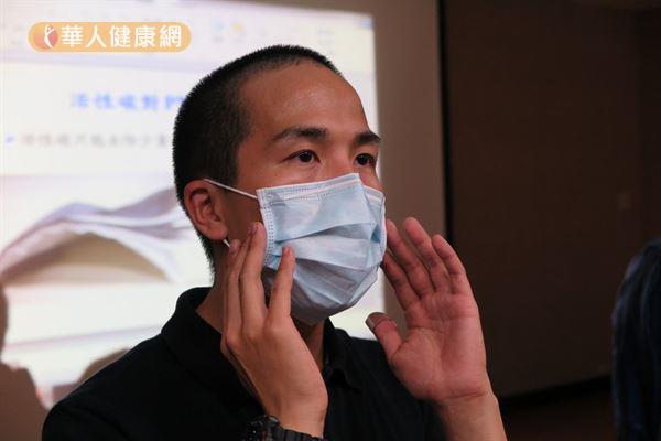 平面口罩的功能在保護環境，避免生病時的病菌污染環境，而非過濾微粒。（攝影／駱慧雯）