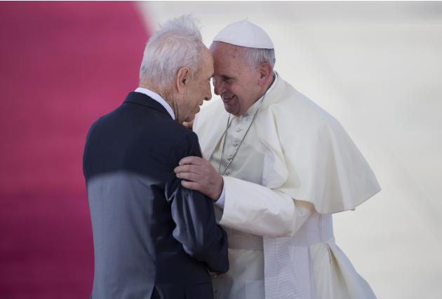 Pope Francis, right, talks with Israeli President Shimon Peres, during an official arrival ceremony at Ben Gurion airport near Tel Aviv, Israel, Sunday, May 25, 2014. Pope Francis took a dramatic plun