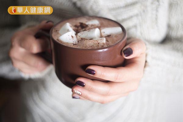 熱巧克力中的可可鹼有放鬆食道括約肌的作用，喝多了反而容易引發胃食道逆流。