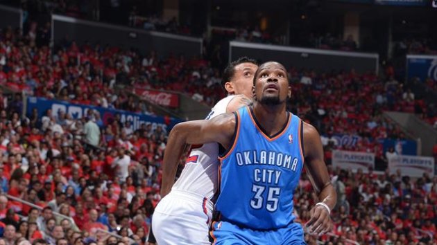 Kevin Durant (Oklahoma City Thunder) aux prises avec Matt Barnes (Los Angeles Clippers)