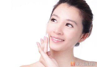 面部按摩能改善腫脹，使皮膚組織密實而富有彈性。