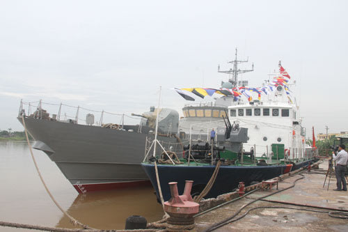 Tàu Trung Quốc điên cuồng đâm thủng tàu Cảnh sát biển Việt Nam TauCSB6-20140601-115512-086