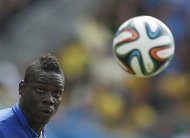 Italy's Mario Balotelli controls the ball during their 2014 World Cup Group D soccer match against Uruguay at the Dunas arena in Natal June 24, 2014. REUTERS/Toru Hanai