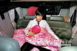 羅志祥2007年搭保母車趕跨年，車上還準備棉被。（資料照片）