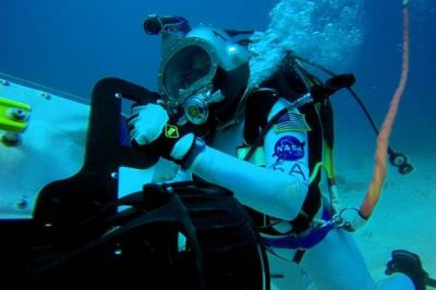 NEEMO 21 太空人在水下模擬火星探索。（NASA）