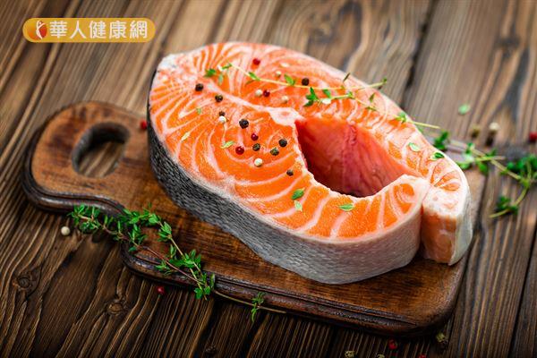 鮭魚、鱈魚、鮪魚、沙丁魚等深海魚類都是omega-3不飽和脂肪酸良好的食物來源。